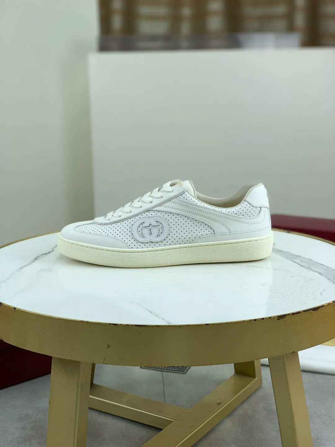 Men's shoes 💰P562 New GUCCI classic design moral training element catwalk model, matching version of top quality moral training shoes for men and women. Epoxy logo process is concave and convex, matching oil edge technology, punched cowhide cloth surface, suede cowhide surface splicing, breathable and not stuffy, the original overlasted shoe model is comfortable on the feet.  Fabric: Matched leather + cloth + mesh Lining: Water-dyed sheepskin Foot: Water-dyed sheepskin Outsole: Original molded TP matching environmentally friendly material Packaging: Top counter full set of packaging Female 35-42 (Female 41.42. Customized) Male 39-46 (46 customized)